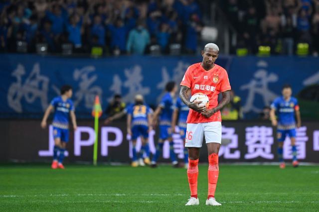 云开官网-塔利斯卡的广州生涯：高开低走 卡帅因他遭争议